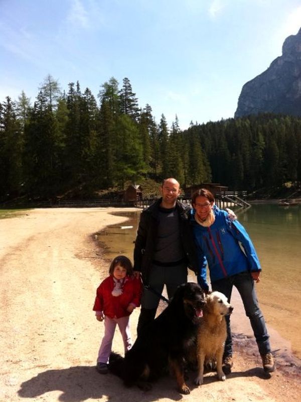 Chess/Gianni und seine Familie beim Wandern